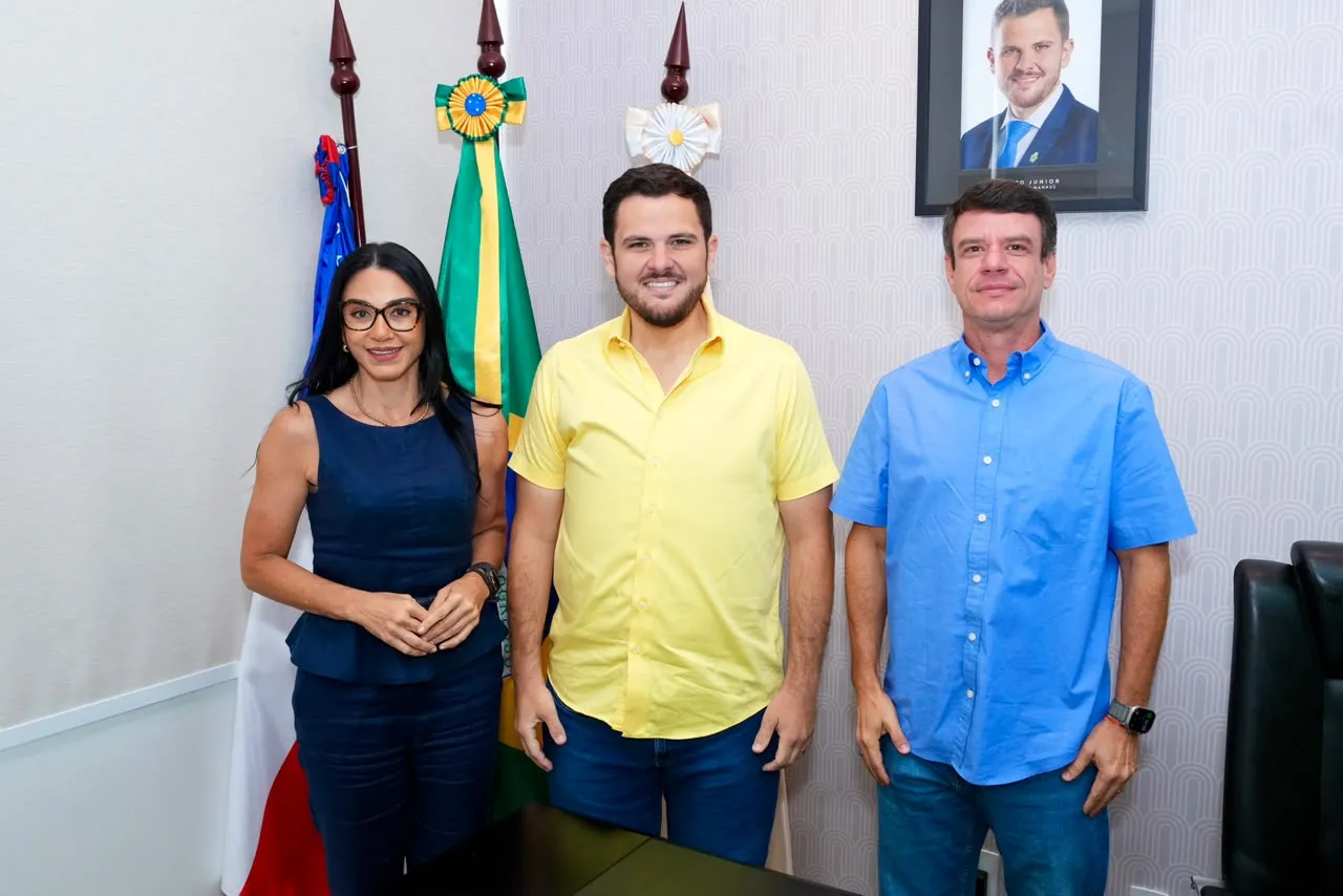 Prefeito de Manaus, Renato Junior, ao lado da titular da Semsa, Shádia Fraxe, e do subsecretário de Gestão Administrativa e Planejamento,